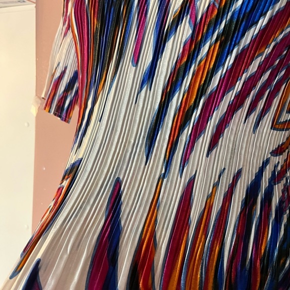 NWT Colorful artsy Pleated Stretchy Top beautiful  short sleeve M/L - Picture 9 of 10